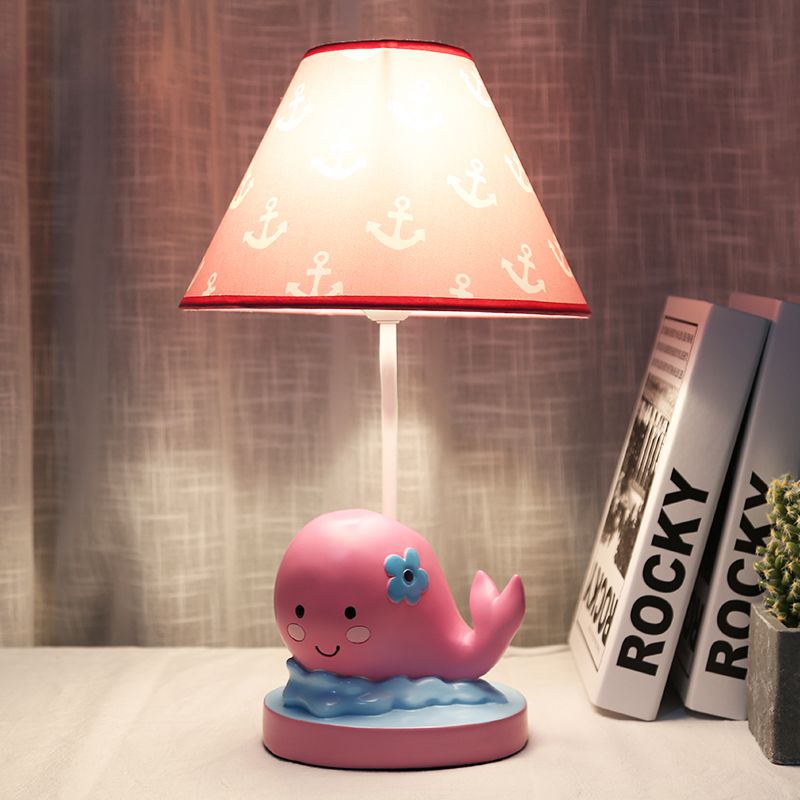 Cartoon ballena pequeña lámpara de escritorio resina 1 luz de dormitorio ligero luz nocturna con tono de tela de barril en rosa