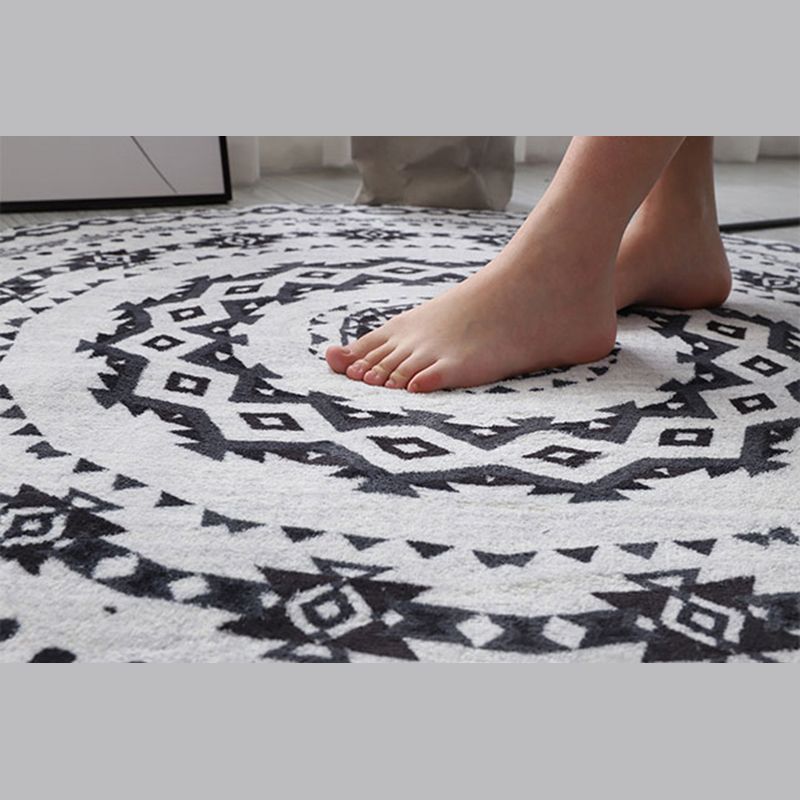 Round Grey Tone Vintage Area Rug Polyester Tribal Print Rug Non-Slip Backing Indoor Rug for Bedroom