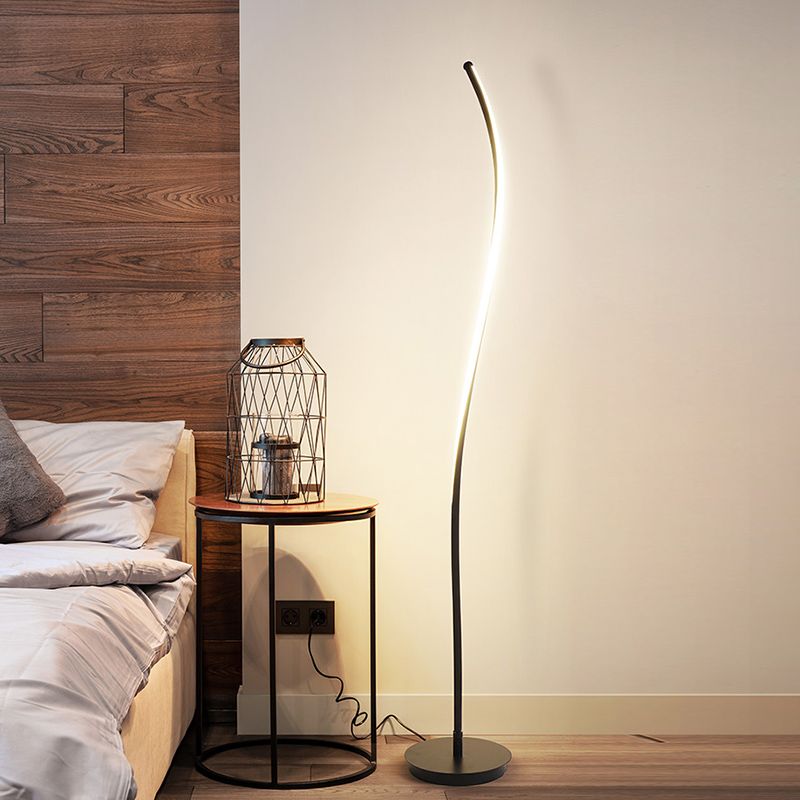 Curvaceous Floor Lamp Artistic Metal Living Room LED Standing Floor Lamp