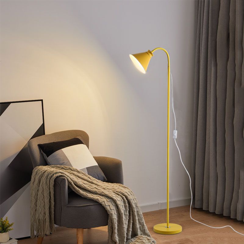 Eisen konische Stehlampe Makkaronstil 1-Licht-Stand-up-Lampe mit flexibles Arm