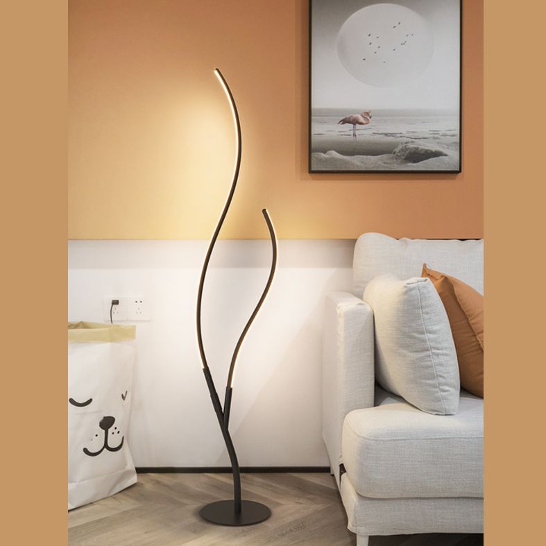 Curvaceous Floor Lamp Artistic Metal Living Room LED Standing Floor Lamp