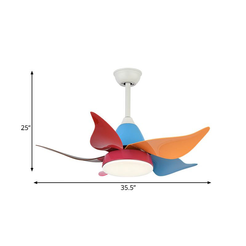 Witte bloemenventilatorverlichting Moderne Noordse stijl 35,5 "brede led metalen semi -spoelplafondlamp voor woonkamer met 5 kleurrijke messen