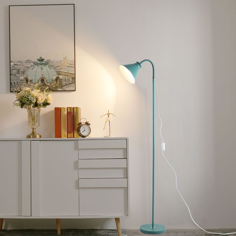 Eisen konische Stehlampe Makkaronstil 1-Licht-Stand-up-Lampe mit flexibles Arm