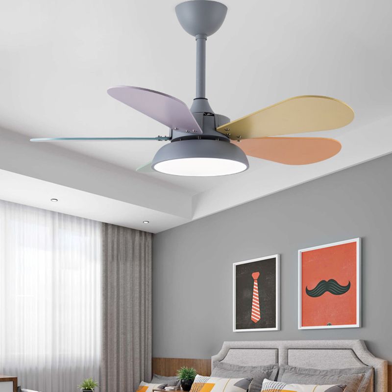 Chandelier de ventilateur en fer léger de ventilateur LED créatif pour enfants avec lame en bois colorée