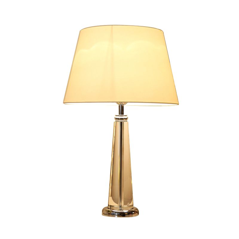 Tissu lampe de table conique à la lampe rurale simple Lumière de nuit de la tête de tête en beige avec une base en cristal