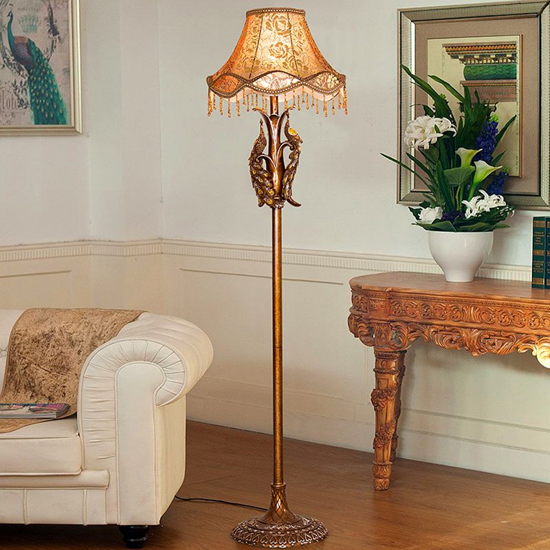 1 Bulb Standing Light Traditional Sitting Room Floor Lamp with Scalloped Fabric Shade in Gold