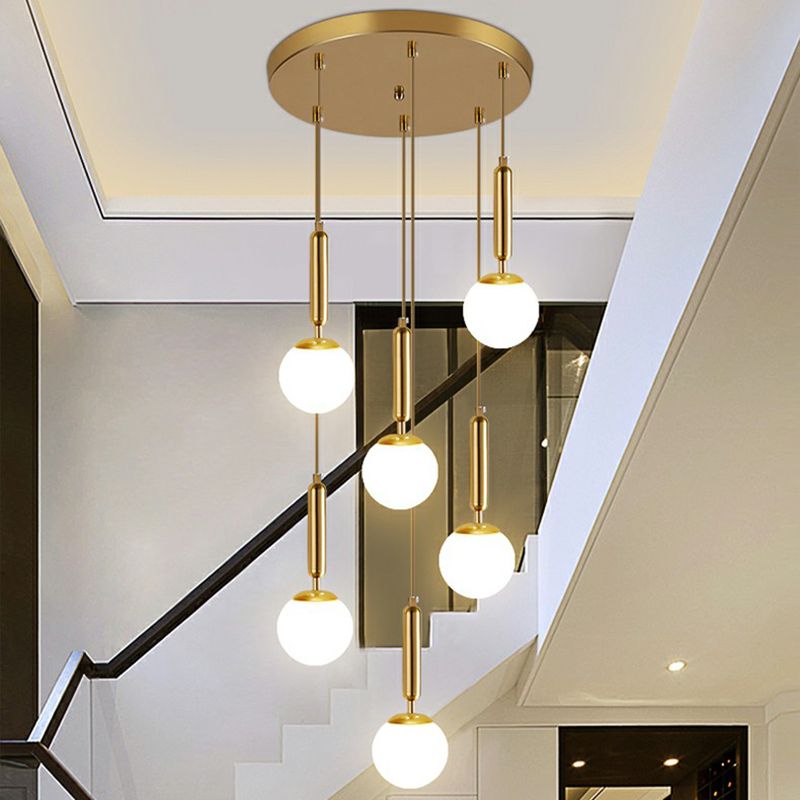 Luz de colgante de bolas minimalista Escalera de vidrio blanco Multi colgante lámpara en oro