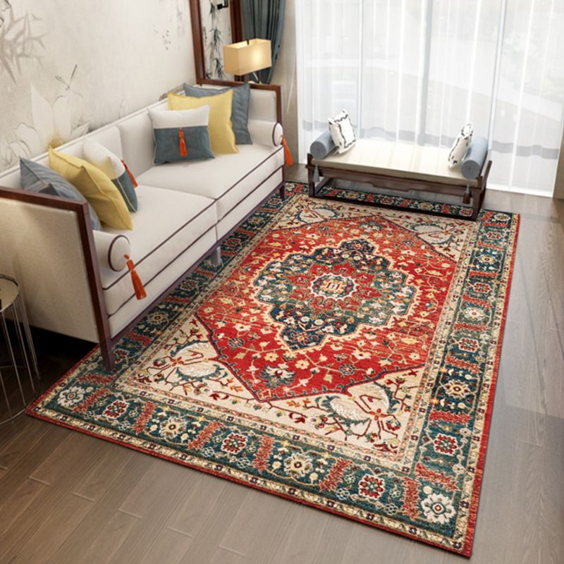 Red Tone Nostalgia Area Carpet Polyester Spearhead Print Indoor Rug Easy Care Carpet for Living Room