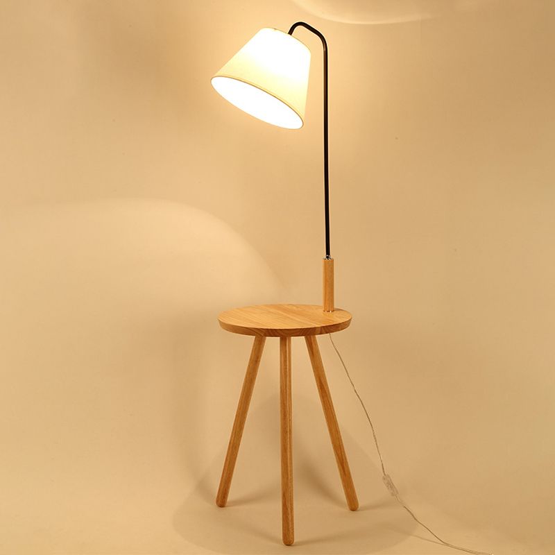 Cono de tela/tambor/luz de piso cónica moderna 1 bulbo negro/blanco/madera lámpara de pie con mesa/rejilla de almacenamiento para sala de estar