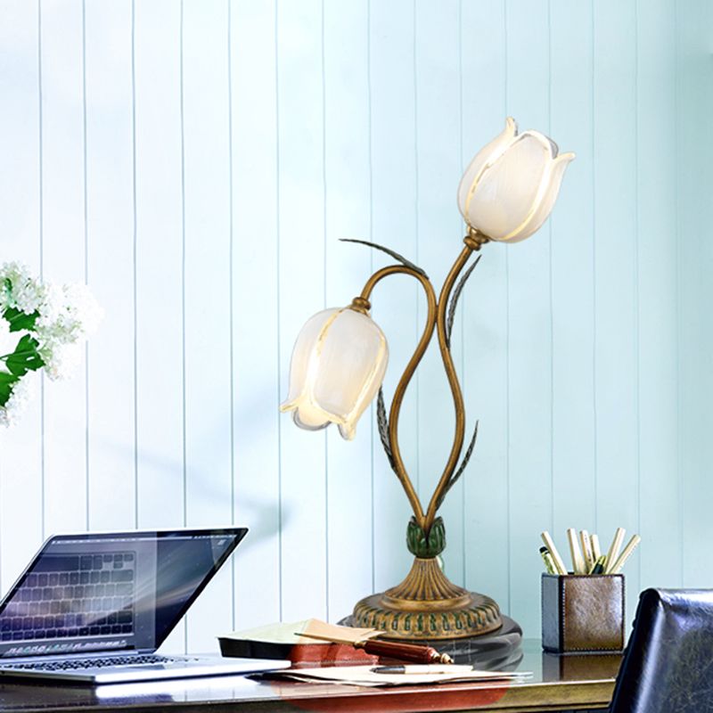 Lampe de table en fleur de campagne 2 lumières blanches / jaunes de nuit en verre en laiton pour le salon