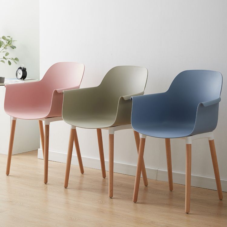 Chaises de bras de salle à manger scandinave des fauteuils en plastique avec des pattes en bois (ensemble de 4)