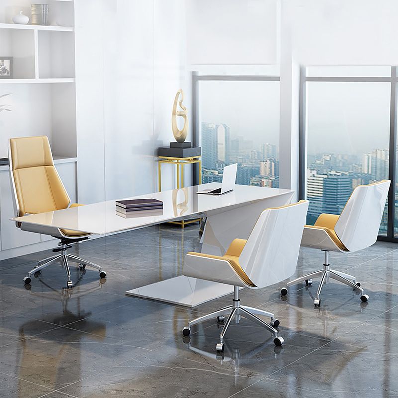 Height-adjustable Managers Chair Modern Executive Chair for Office