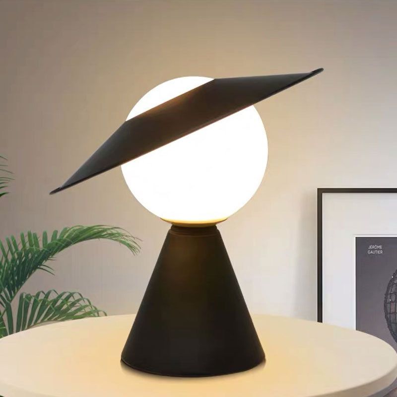 Sfera di vetro opale piccola scrivania leggera modernista 1 tavolo da tavolo con design a cappello nero/rosso e base di cono