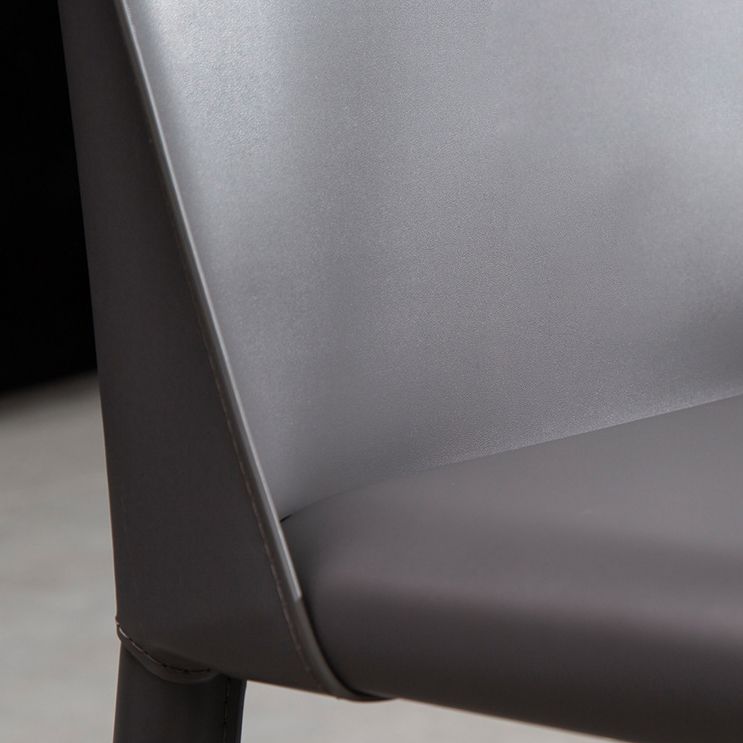 Moderner Parsons Side Chair Mattes Finish Leder gebogener Armloser Stuhl