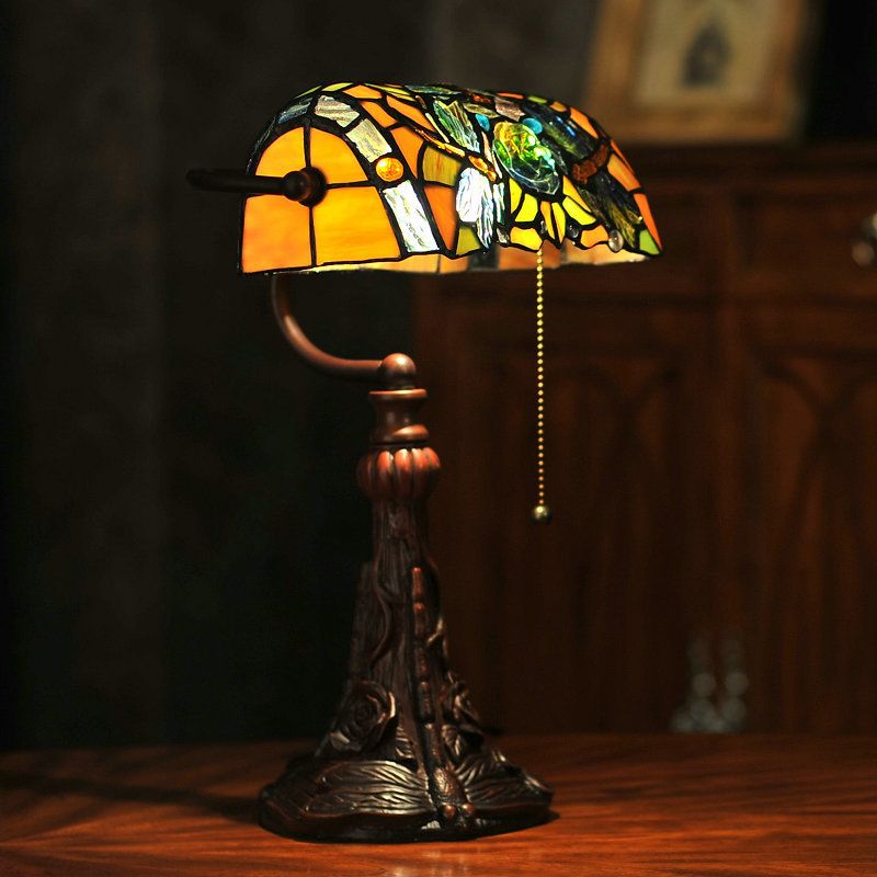 Dragonfly und Blumengeschnitten Gla Banker Beleuchtung Tiffany Stil 1-Licht gelbe Pull-Ketten-Nachttisch-Lampe