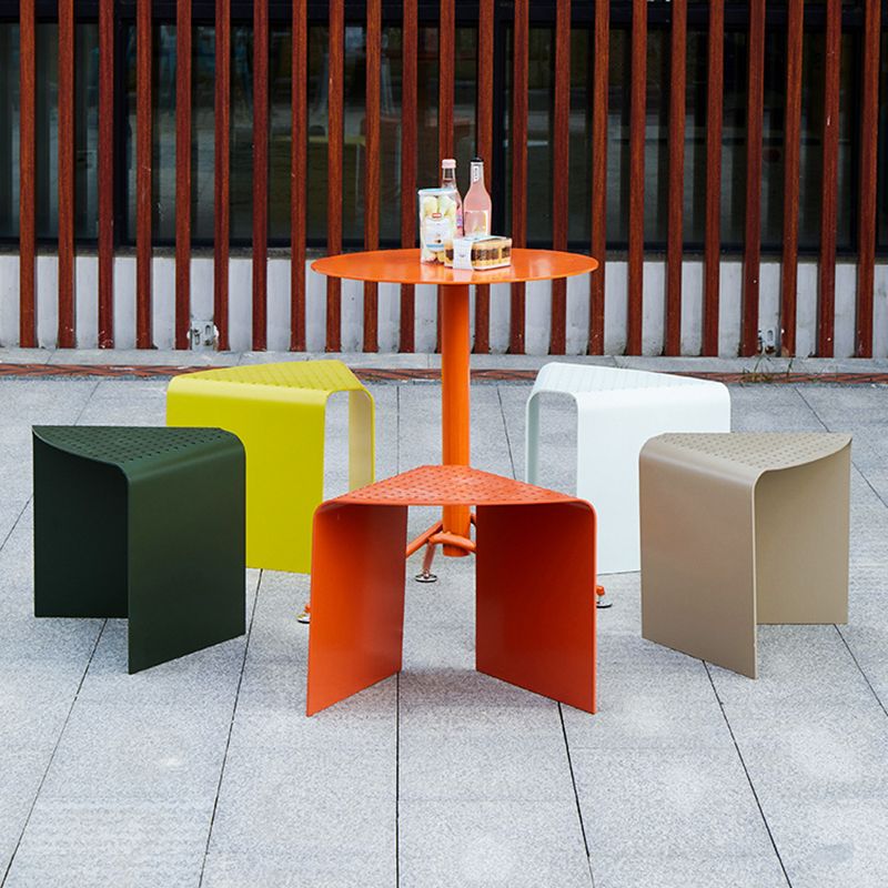 Contemporary Outdoor Table Round Dining Table with Metal Base