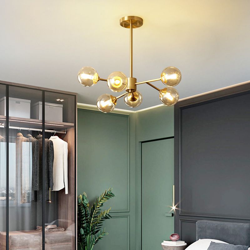 Candelera colgante de metal posmoderno Light Amber Glass Shade Chandelier en oro para dormitorio