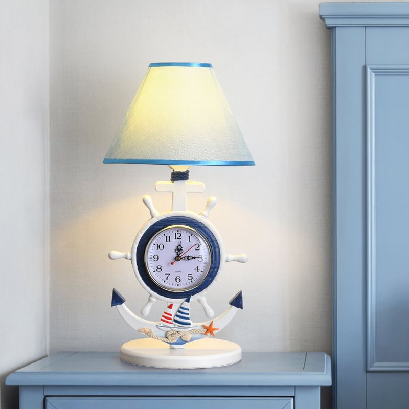 1 lámpara de escritorio de bedchamber de bulbo Luz de mesa azul para niños con sombra de tela cónica y diseño de reloj