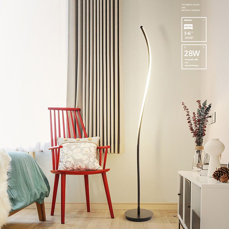 Curvaceous Floor Lamp Artistic Metal Living Room LED Standing Floor Lamp