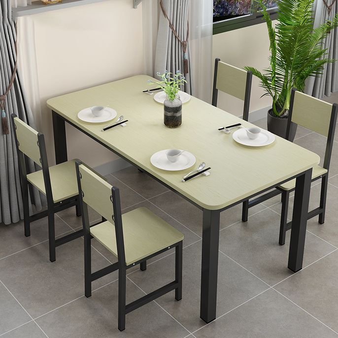 Table de style moderne avec table de hauteur standard de forme rectangulaire et base de 4 jambes pour usage domestique