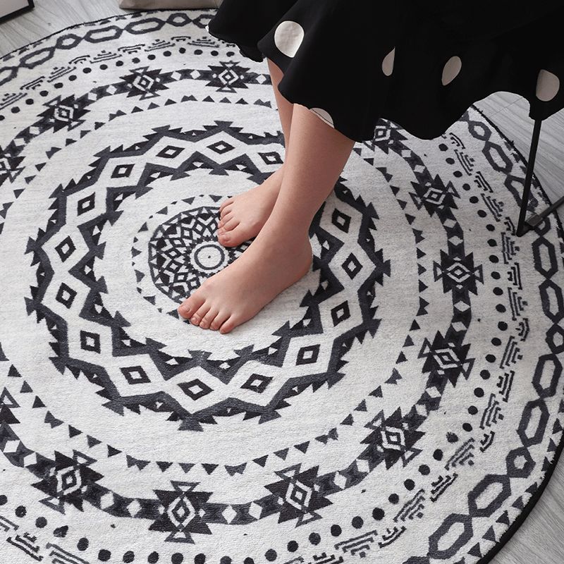 Round Grey Tone Vintage Area Rug Polyester Tribal Print Rug Non-Slip Backing Indoor Rug for Bedroom