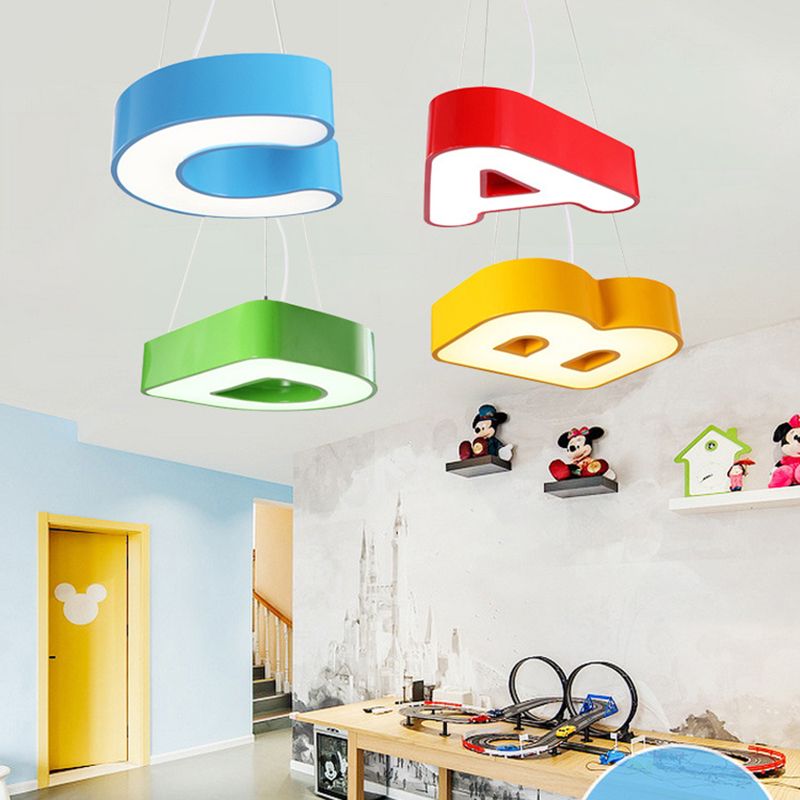 Allontano alfabeto da 18 "/23,5" Illumting a filo a filo per bambini in metallo rosso/blu/verde lampada a soffitto a LED per camera da letto