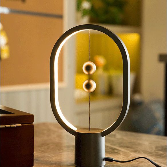 Cercle LED Table Light moderne lampe de table de style minimaliste moderne avec nuance en plastique pour le salon