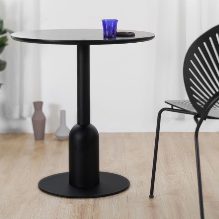 Metaal industriële eettafel houten top binnen tafel met voetstukbasis