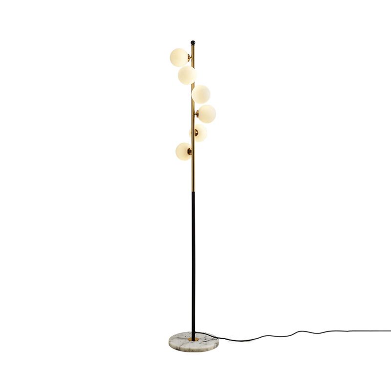 Gold- und Schwarzkugelbodenbeleuchtung minimalistische 6-Kugel-Creme-Glas-Stehbaumlampe mit Spiraldesign