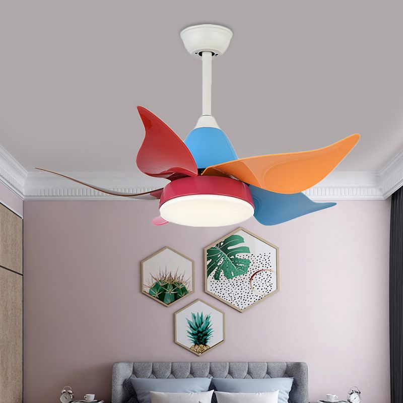 Witte bloemenventilatorverlichting Moderne Noordse stijl 35,5 "brede led metalen semi -spoelplafondlamp voor woonkamer met 5 kleurrijke messen