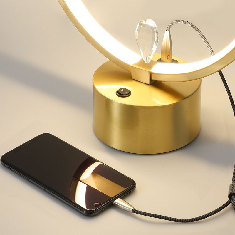 Luz de mesa de anillo de halo de latón Luz de metal LED minimalista con decoración de ciervos