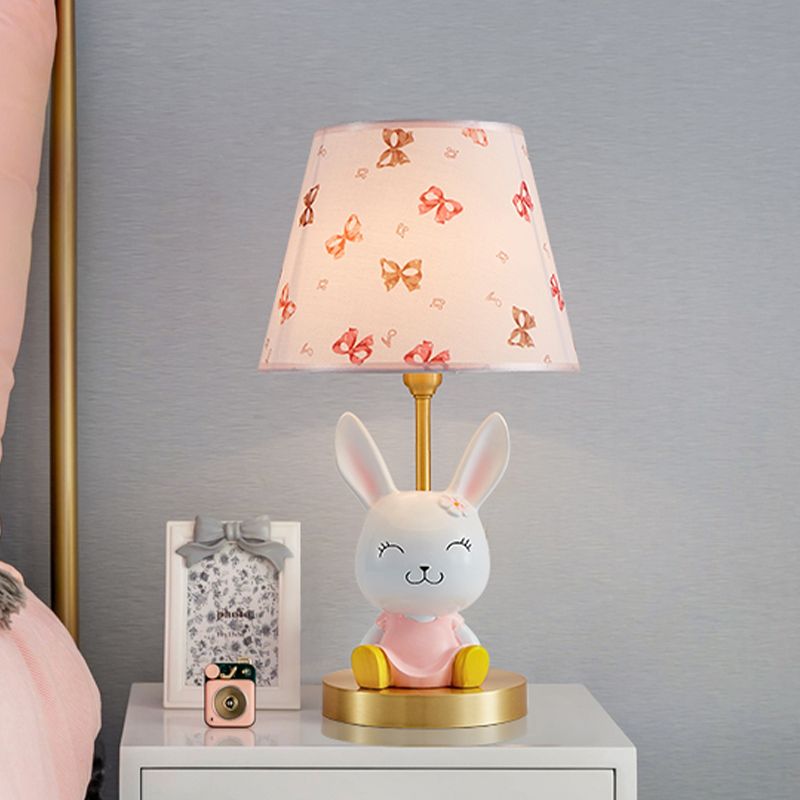 Cartoon Rabbit Night Stand Light Resina Lampada da tavolo per camera da letto singola con tonalità in tessuto affusolato in rosa e bianco