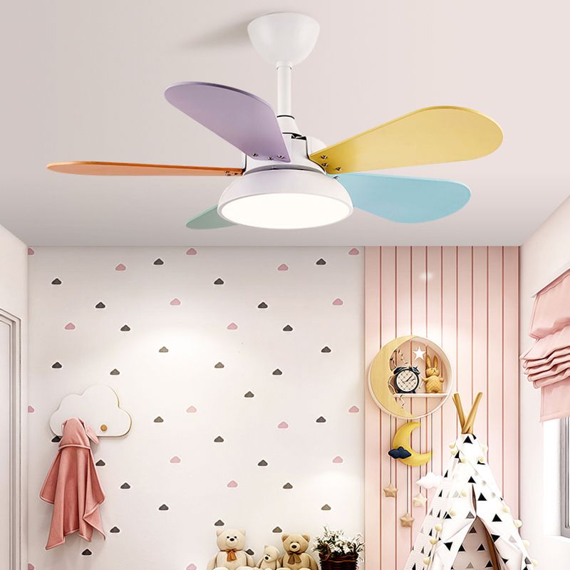 Chandelier de ventilateur en fer léger de ventilateur LED créatif pour enfants avec lame en bois colorée