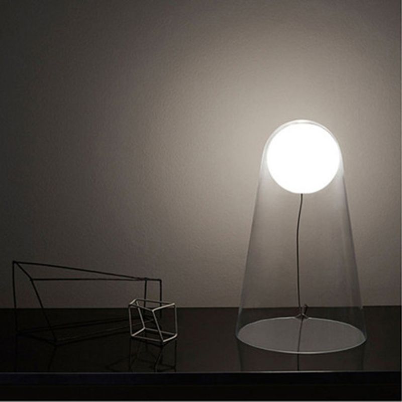 Minimalistische konische Tischleuchte klare Glas -LED -Nachtlampe mit Modo Schatten im Inneren