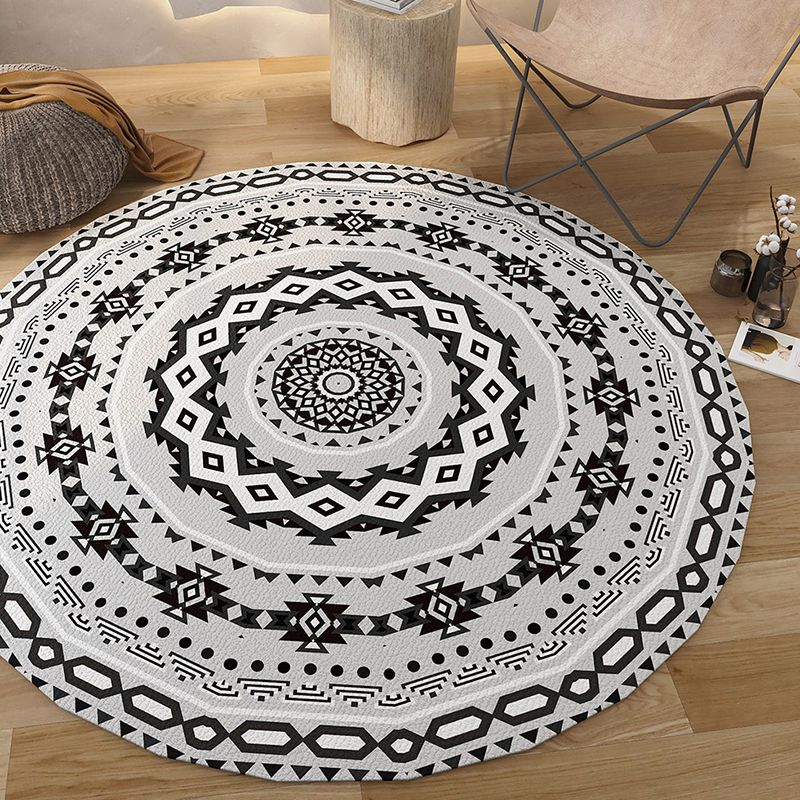 Round Grey Tone Vintage Area Rug Polyester Tribal Print Rug Non-Slip Backing Indoor Rug for Bedroom