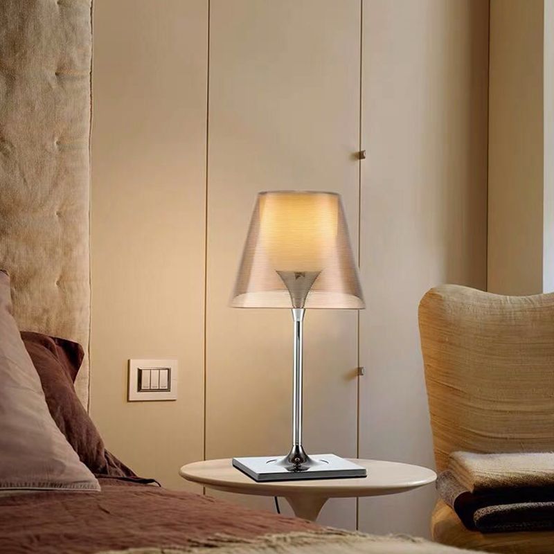 Colorful Metal Table Lamp Contemporary Style 1 Light Table Lamp for Bedroom