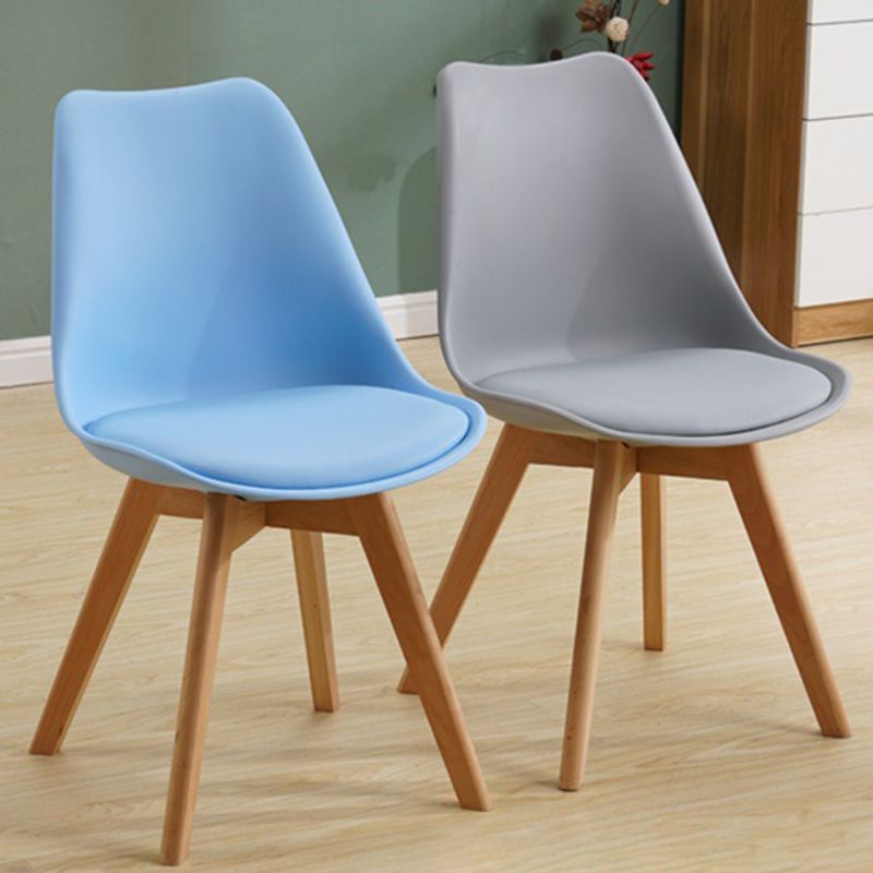 Scandinavian Home Side Chair Indoor Solid Back Plastic Dining Room Chair with Wood Legs