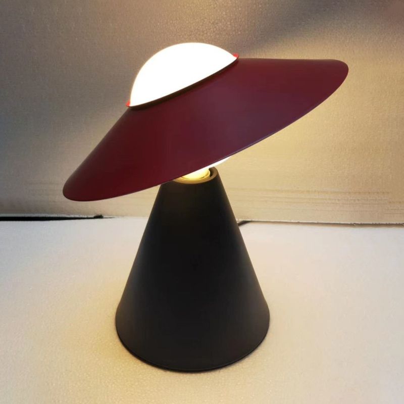 Sfera di vetro opale piccola scrivania leggera modernista 1 tavolo da tavolo con design a cappello nero/rosso e base di cono