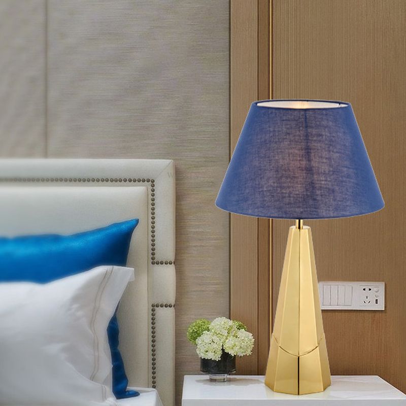 Empire Shade Fabric Nightstand Light Lampada da tavolo in metallo blu post-moderno per soggiorno per soggiorno