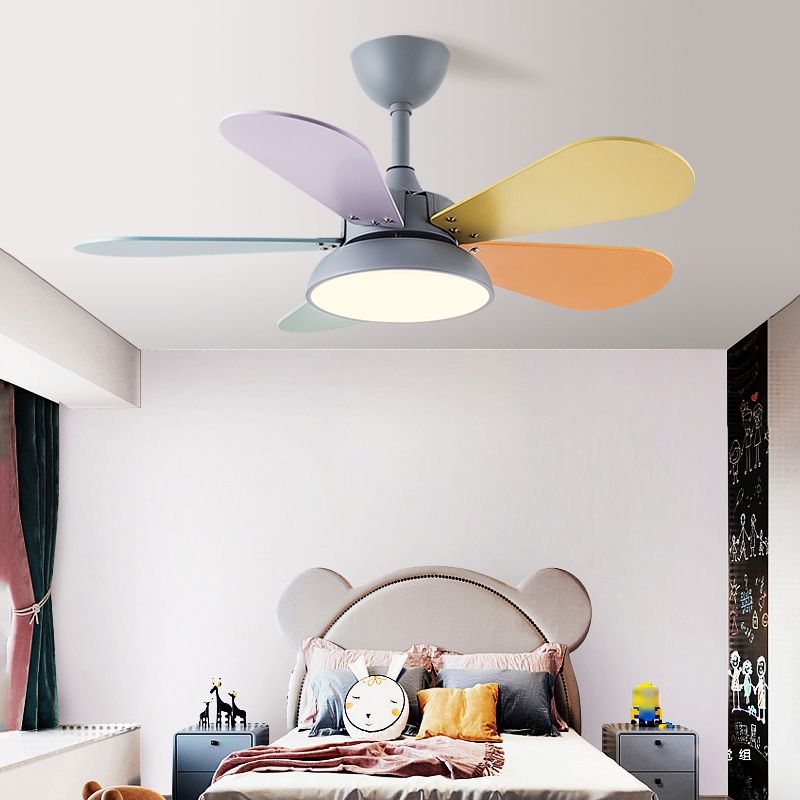 Chandelier de ventilateur en fer léger de ventilateur LED créatif pour enfants avec lame en bois colorée