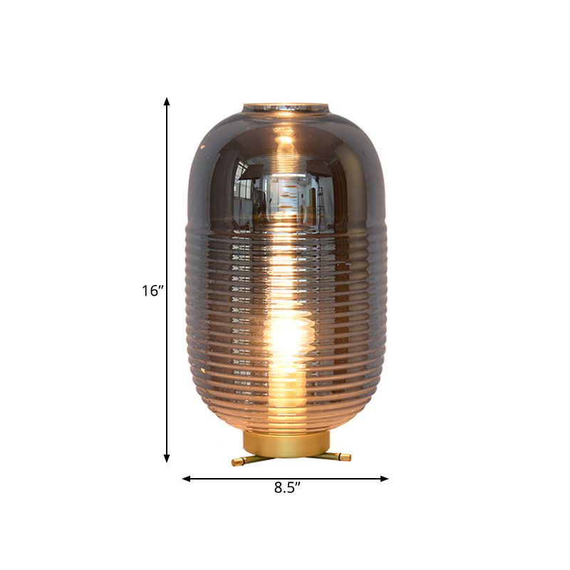 Postmoderne 1-Licht-Schreibtisch Leicht Goldkapsel Stecker in Nachttischlampe mit rauchgrauem Glasschatten