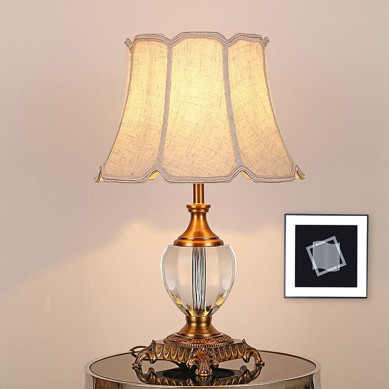 Lampada da tavolo a campana a pannelli rustici a testa singola luce comodina in beige per camera da letto