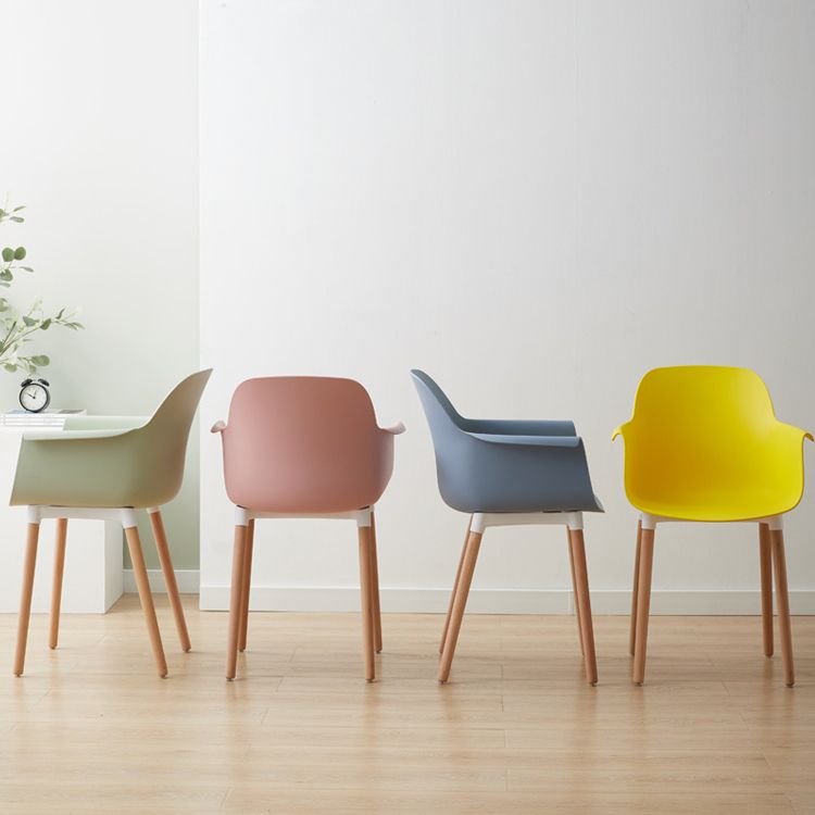 Chaises de bras de salle à manger scandinave des fauteuils en plastique avec des pattes en bois (ensemble de 4)