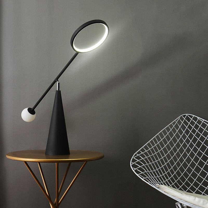 Minimalistischer Ringtisch Leuchte Metallic Wohnzimmer LED -Nachttischbeleuchtung mit konischer Basis