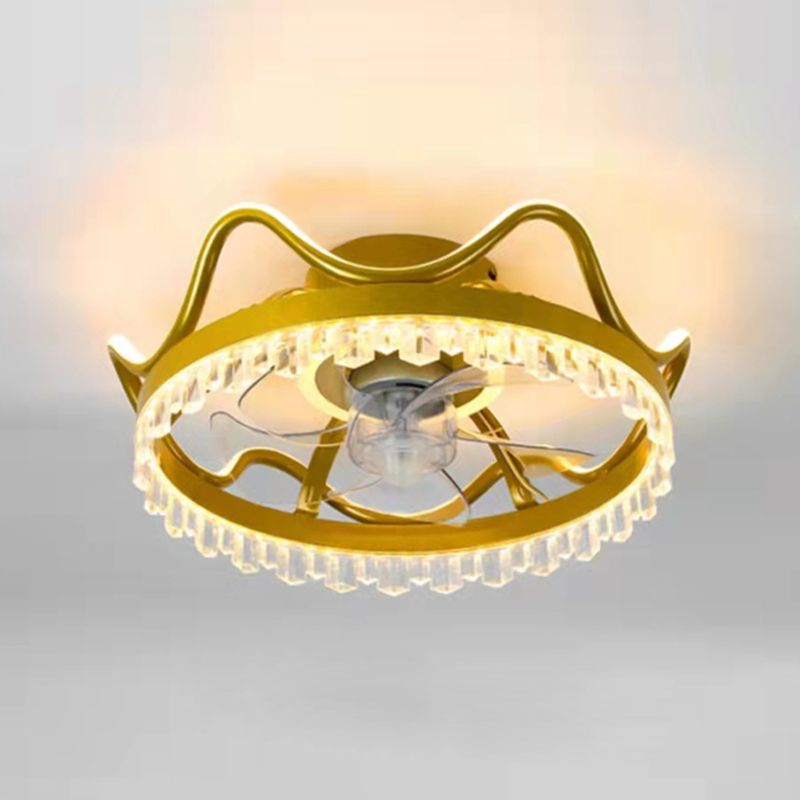 Lampe de plafond de forme de couronne.