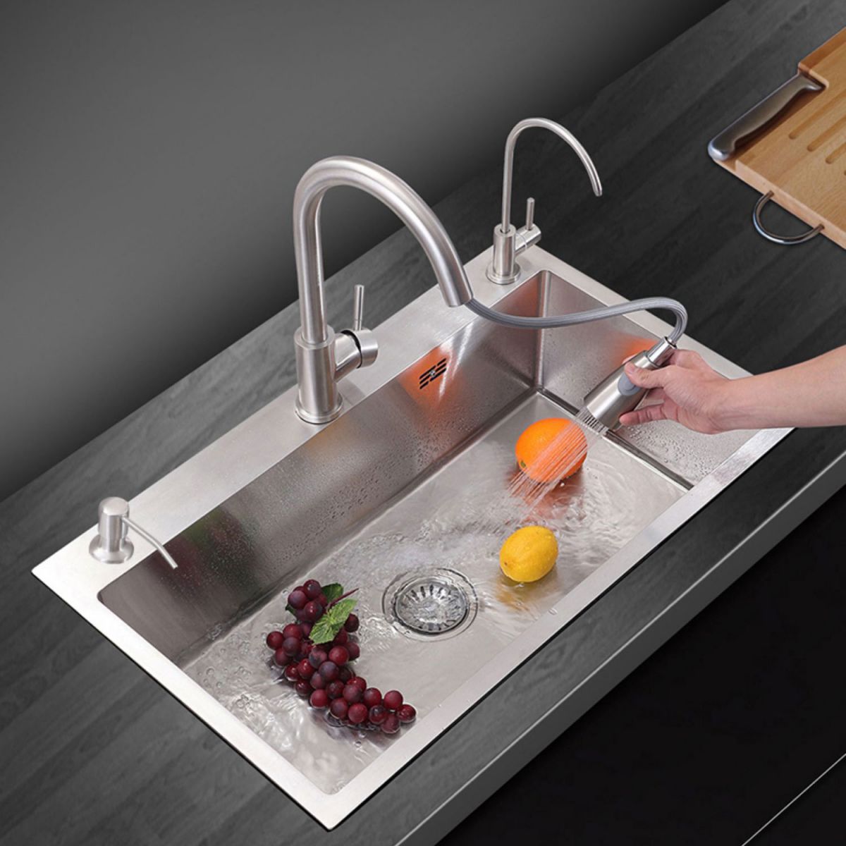 Modern Style Kitchen Sink Mental Kitchen Sink with Center Drain Placement