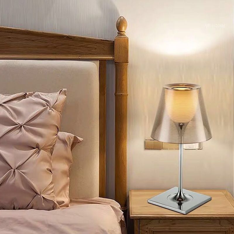 Colorful Metal Table Lamp Contemporary Style 1 Light Table Lamp for Bedroom