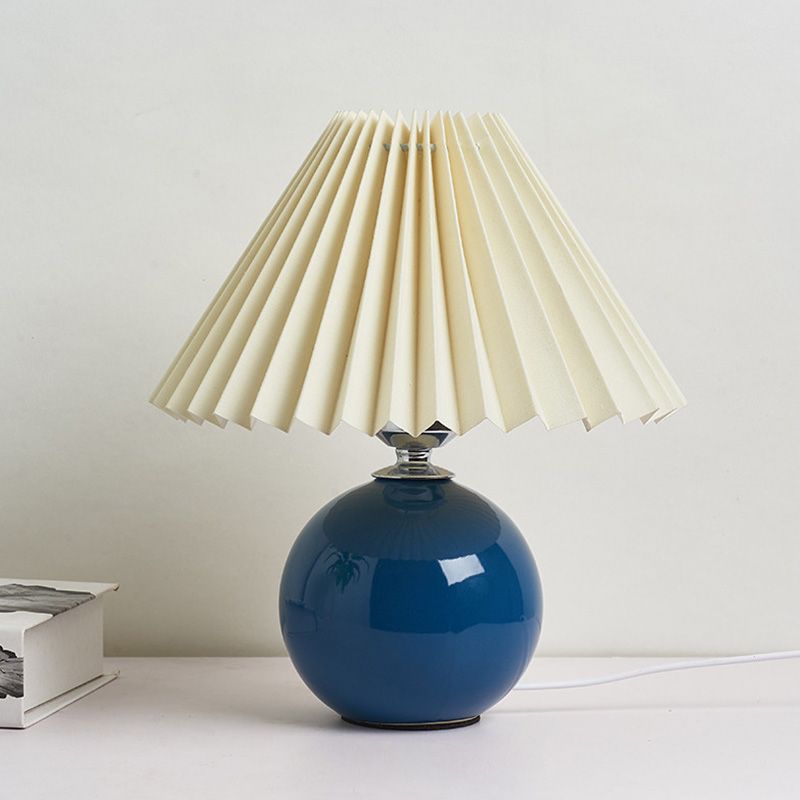 Lampada da comodino globale Lampada ceramica Illuminazione moderna comodino con tonalità pieghetta conica