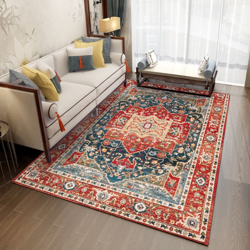 Red Tone Nostalgia Area Carpet Polyester Spearhead Print Indoor Rug Easy Care Carpet for Living Room