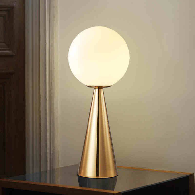 Lámpara de mesa cónica con placa de latón Luz de metal individual minimalista con pelota de vidrio blanco Tombre de vidrio